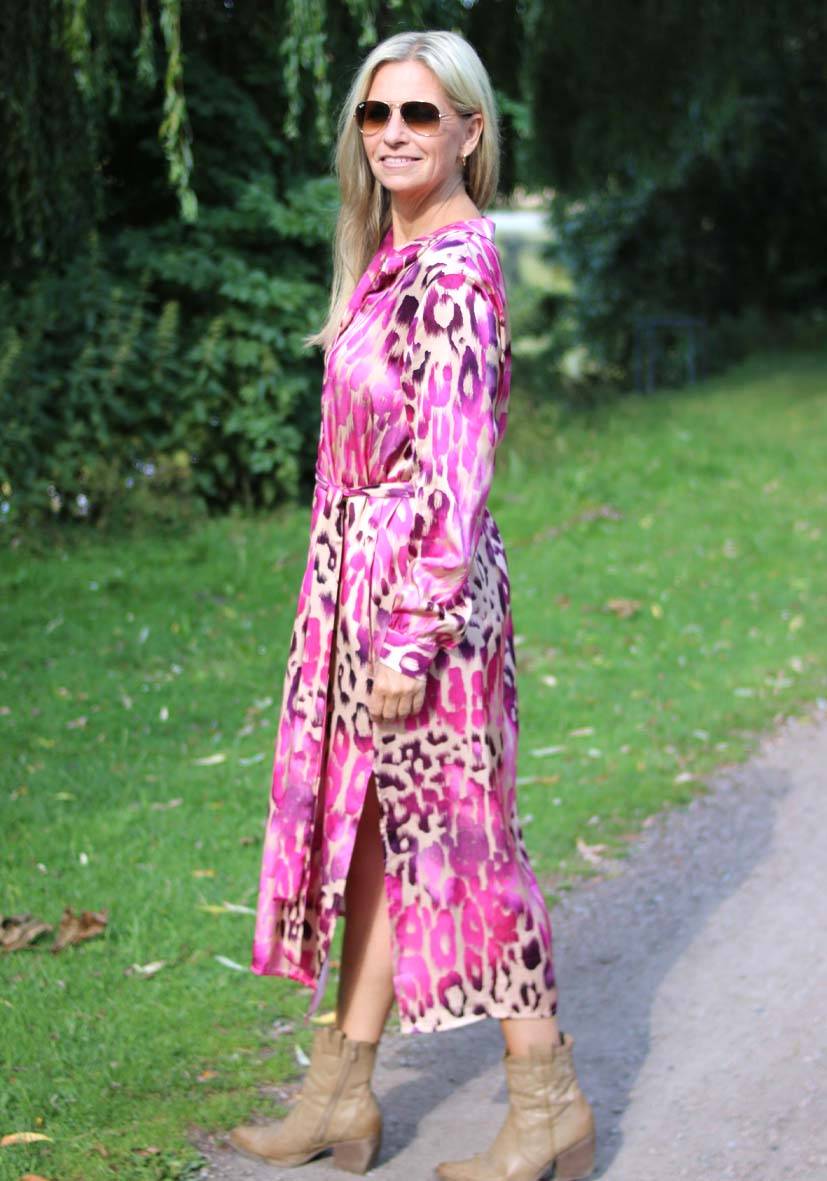 Miss Goodlife Dress Pink Leo Midi Limitierter Zeitrabatt