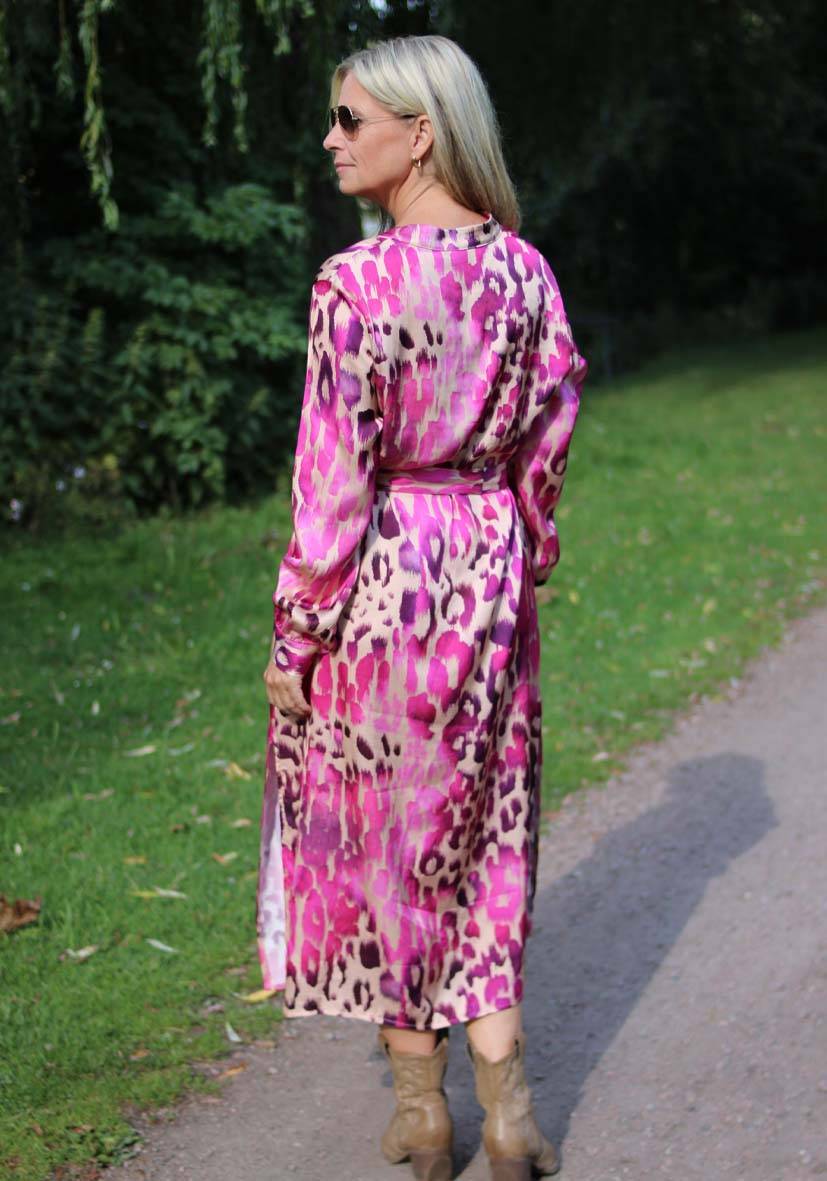 Miss Goodlife Dress Pink Leo Midi Limitierter Zeitrabatt