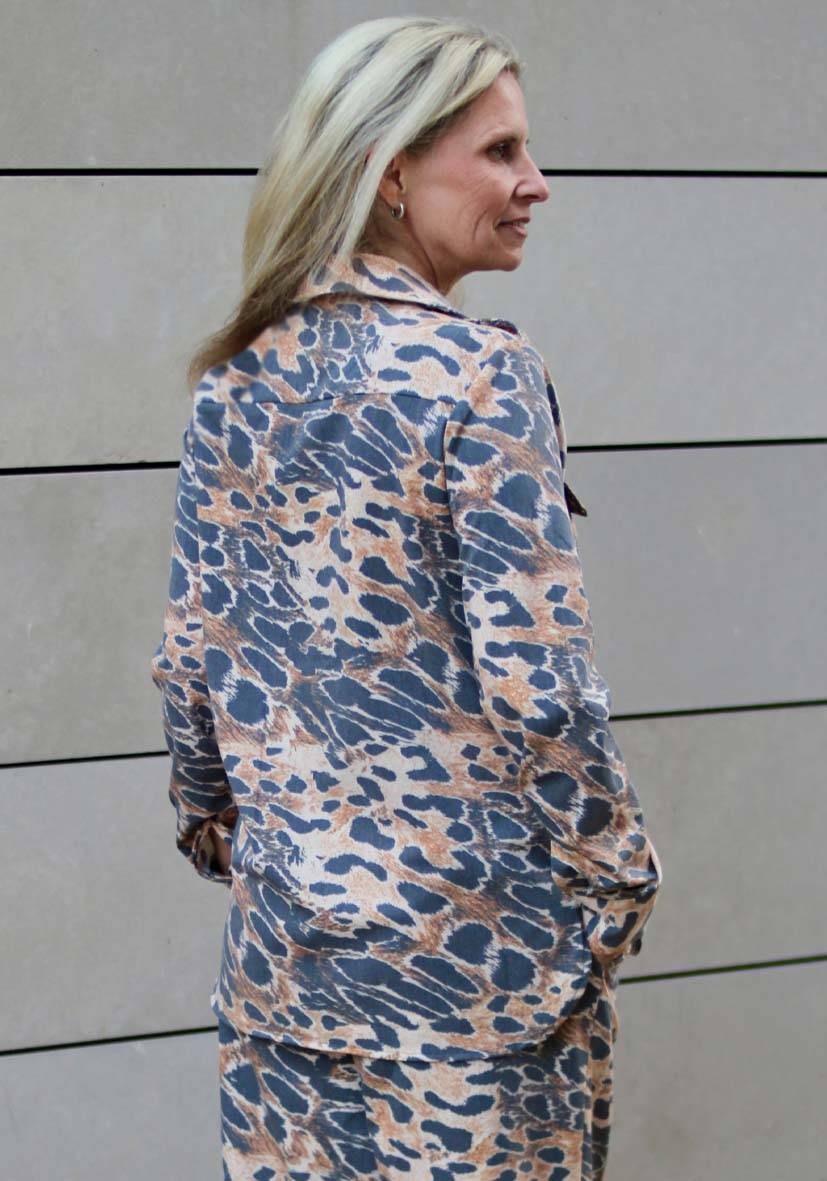 Miss Goodlife Bluse Fancy Leo – blurred brown Letzte 2 Tage