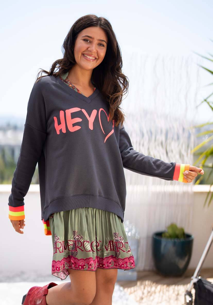 Miss Goodlife V-Neck Hey! – anthracite Exklusive Angebote