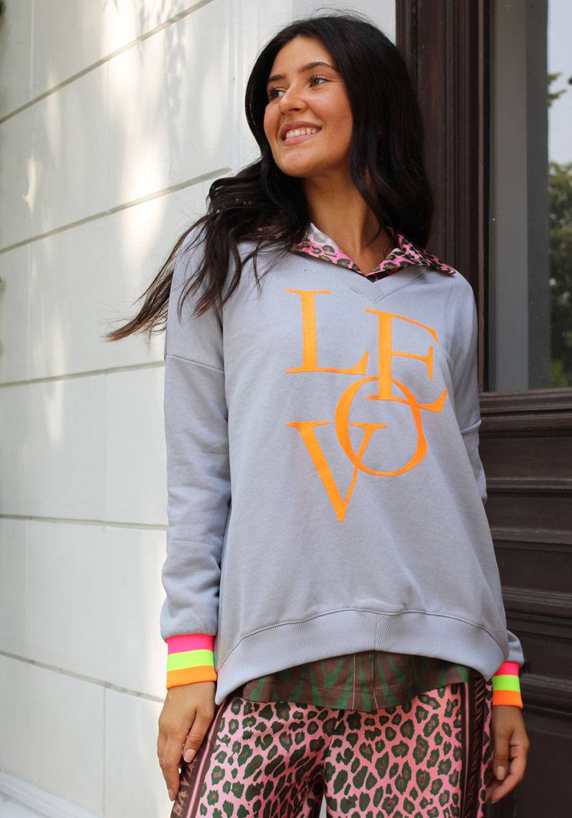Miss Goodlife V-Neck Love Glitter – grey Bestseller