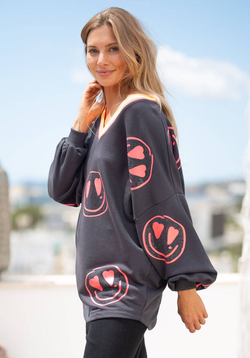 Miss Goodlife V-Neck Heartface Allover Strass – anthracite 50% Rabatt für begrenzte Zeit