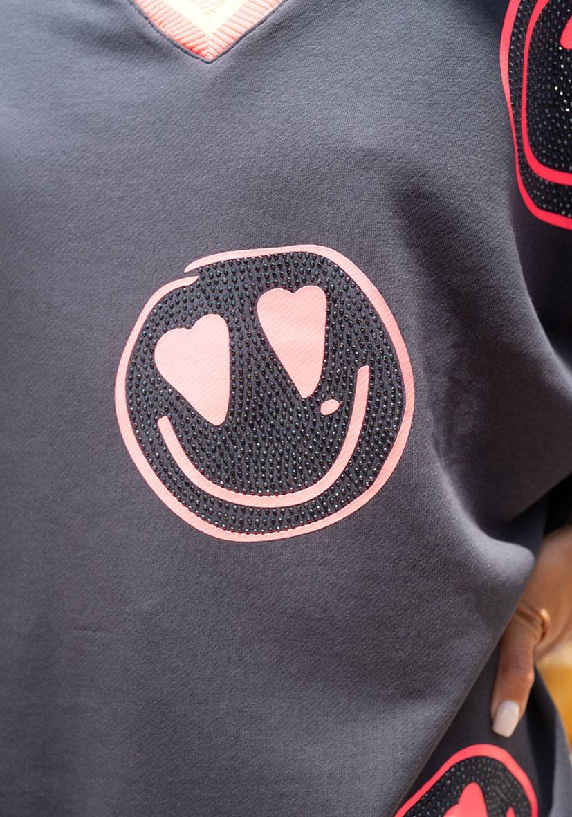 Miss Goodlife V-Neck Heartface Allover Strass – anthracite 50% Rabatt für begrenzte Zeit