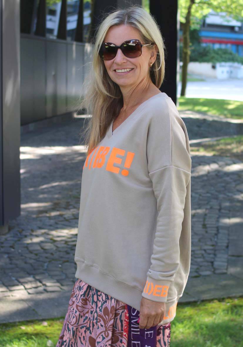 Miss Goodlife V-Neck L(i)ebe – sand Sonderangebot