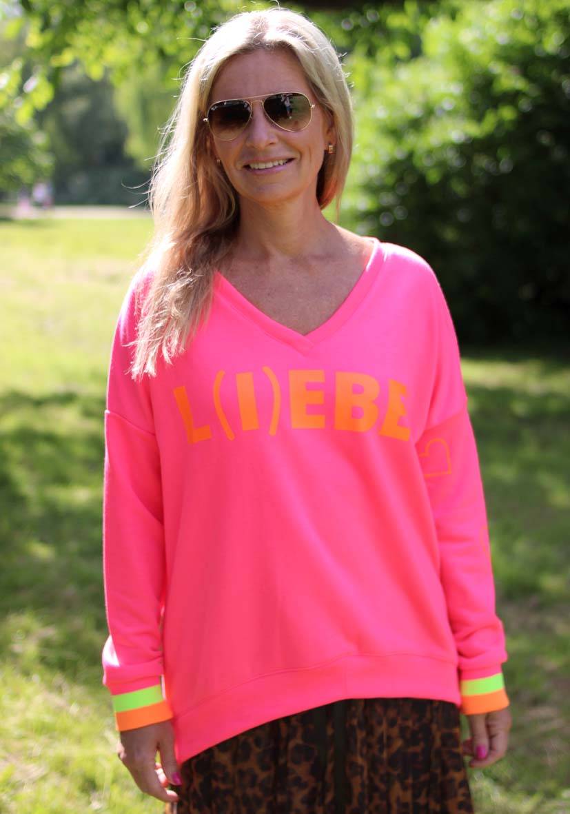 Miss Goodlife V-Neck L(i)ebe Hearts – neonpink Muttertagsangebot