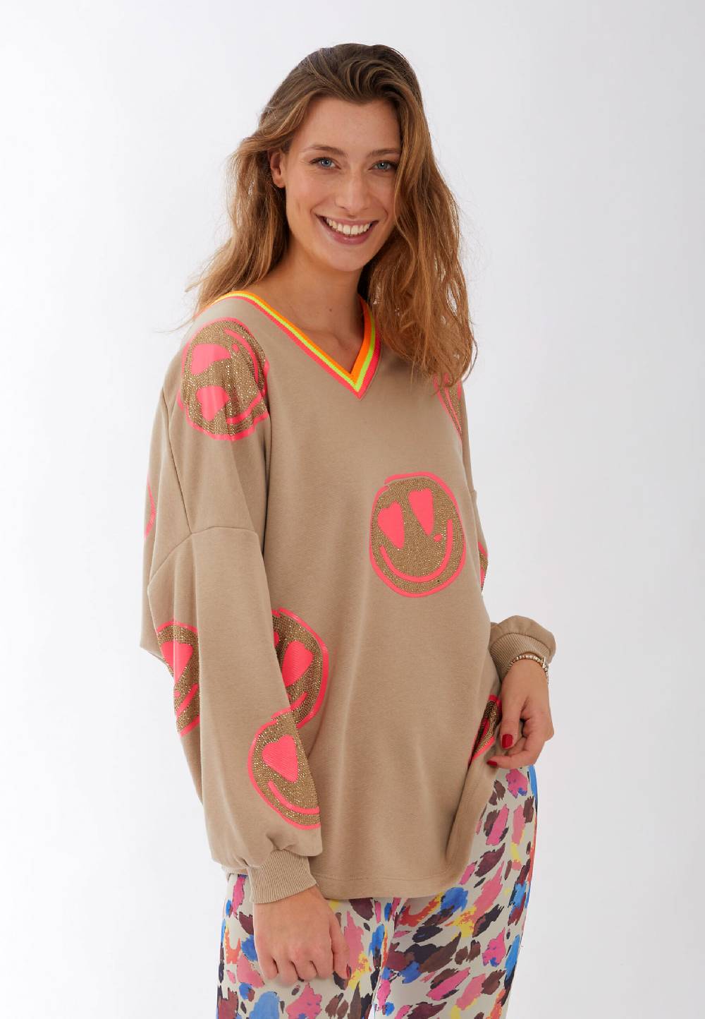 Miss Goodlife V-Neck Heartface Strass – sand Fabrikpreis