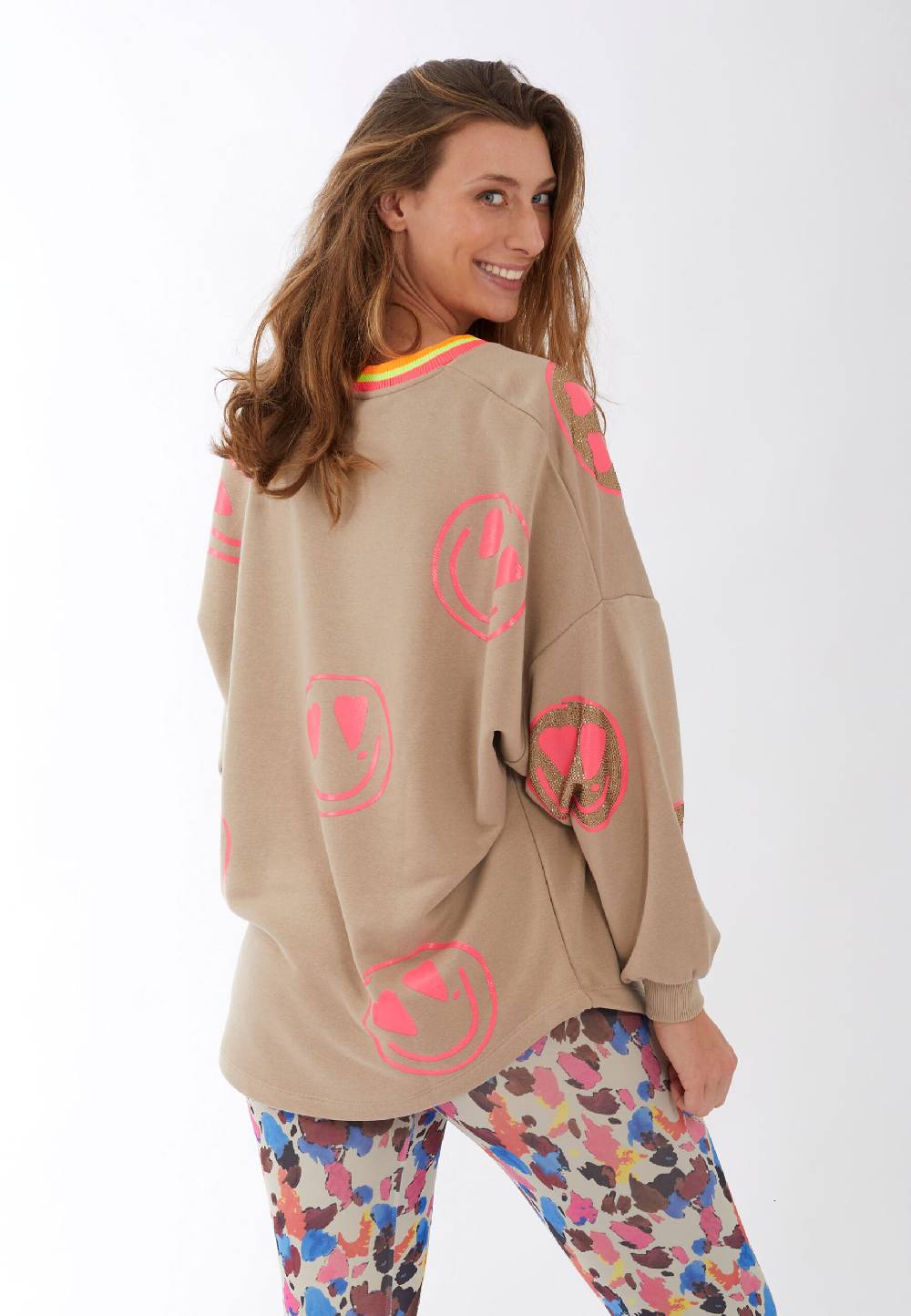 Miss Goodlife V-Neck Heartface Strass – sand Fabrikpreis