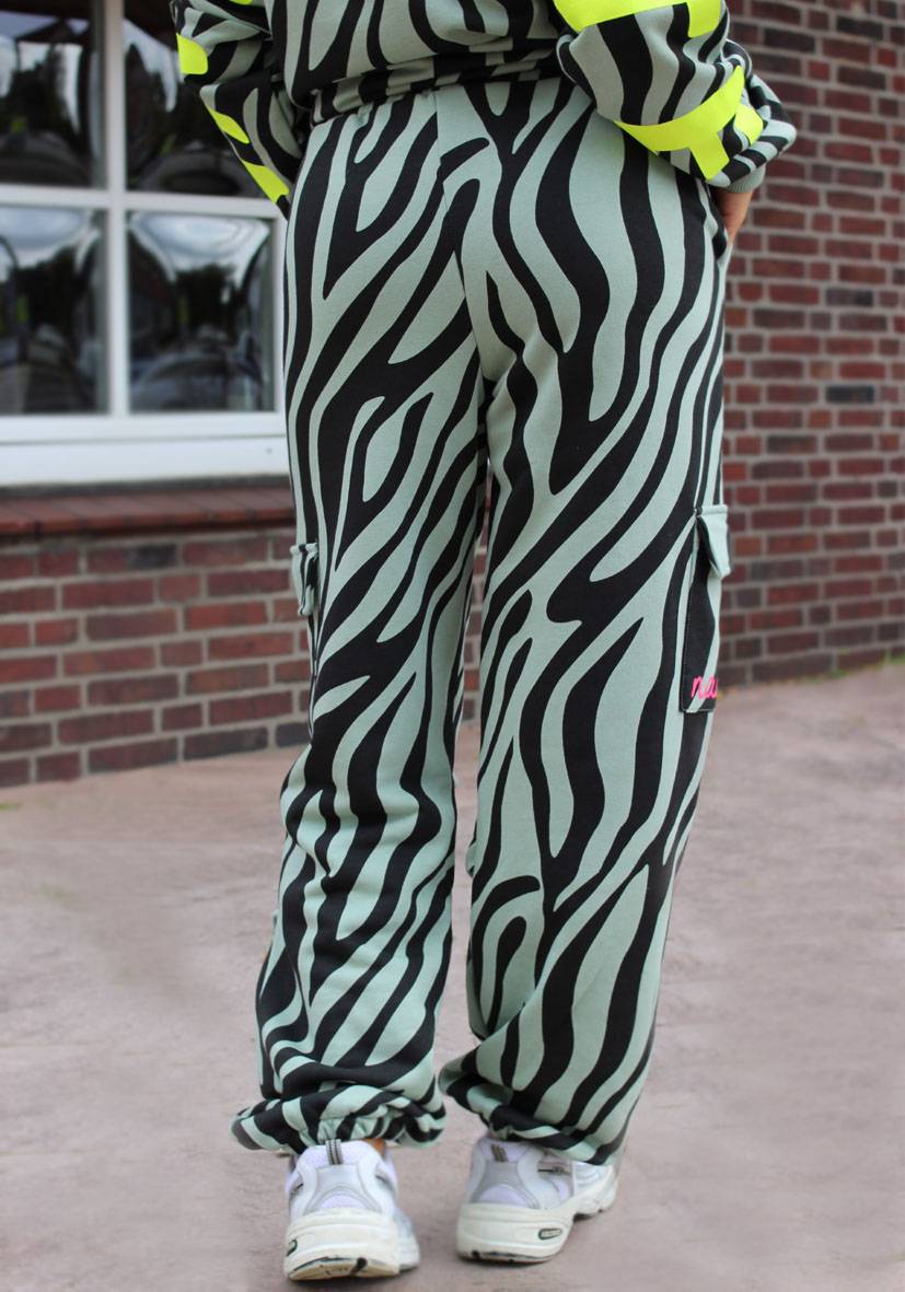 Miss Goodlife Pants Namaste Zebra – almond Jubiläumsangebot