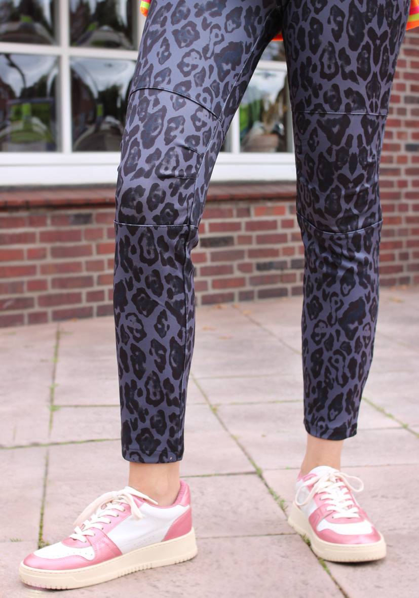 Miss Goodlife Jog-Pants Fancy Leo – anthracite Neuheiten
