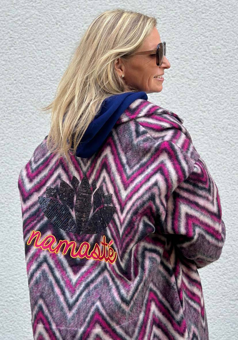 Miss Goodlife Mantel Namasté Zig Zag – black/berry/sand Begrenzt auf 3 Tage