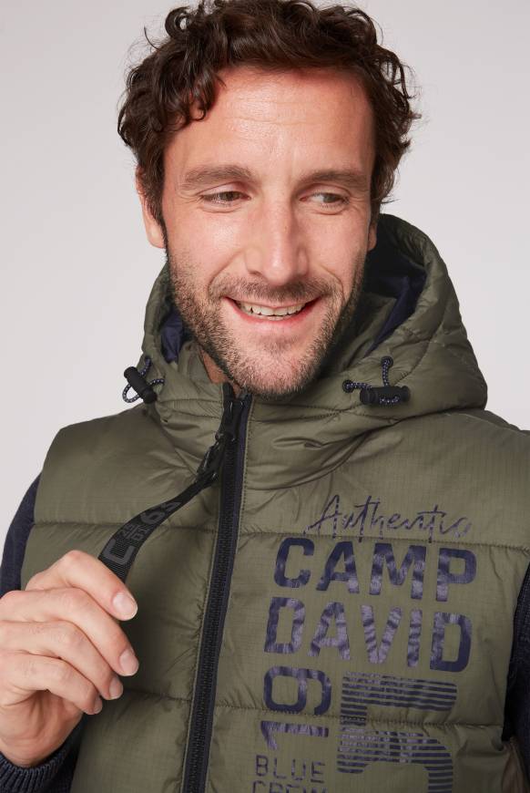 Soccx Steppweste mit Kapuze und Rücken-Print medium khaki Fabrik Onlineshop