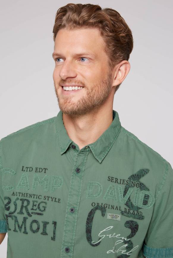 Soccx Leichtes Kurzarmhemd mit Label-Applikationen green beat Tägliche Deals