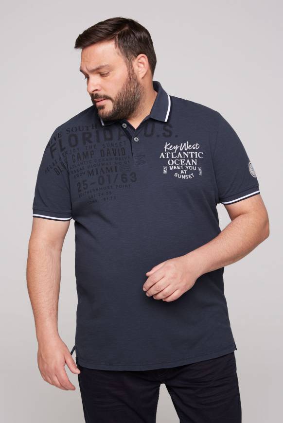 Soccx Kurzarmpolo aus Pikee mit Artwork concrete blue S 2025