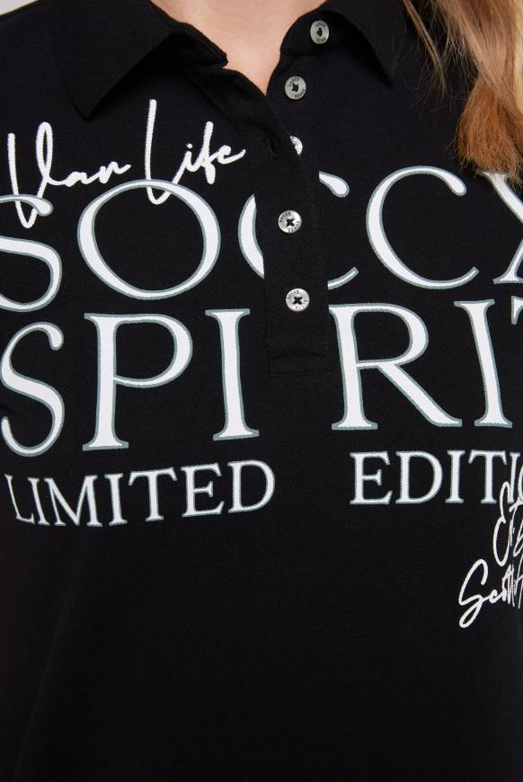Soccx Kurzarmpolo aus Pikee mit Logo Print black Fabrik Onlineshop